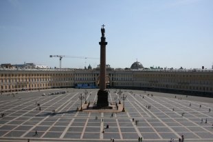Фото достопримечательностей Санкт-Петербурга: Ансамбль Дворцовой площади. В центре Александровская колонна