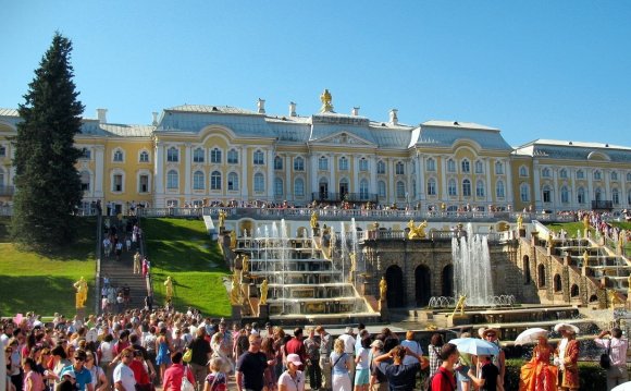 Добраться до Петергофа